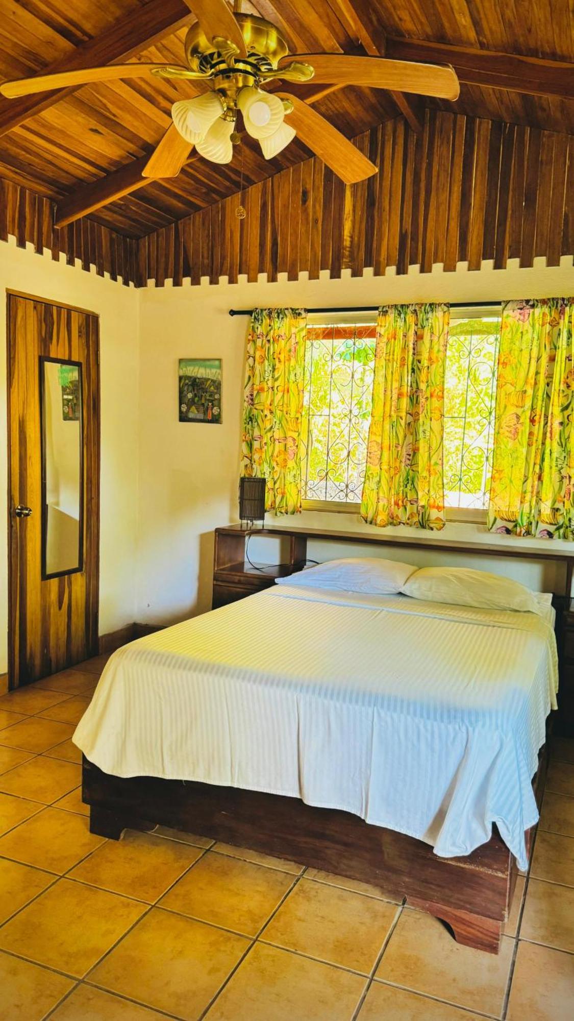 Отель Mal Pais Surf Camp Playa Santa Teresa  Экстерьер фото